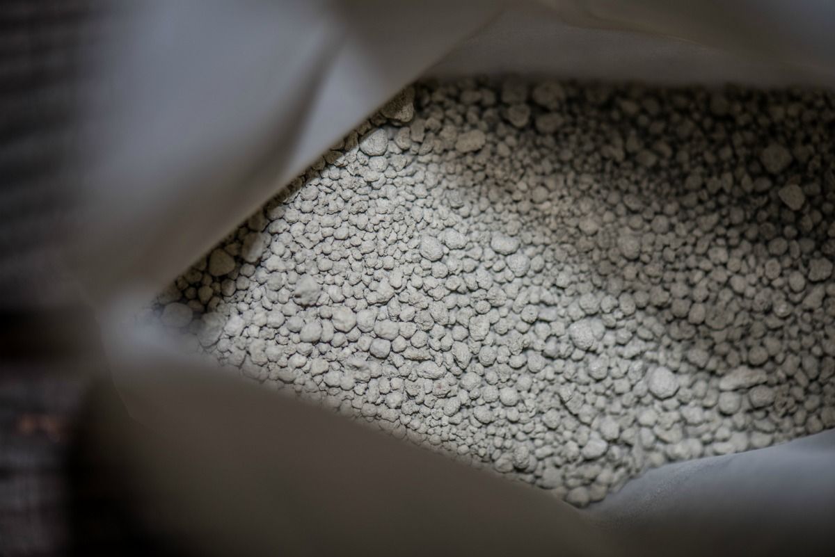 Refinol bleaching earth granules in a bag